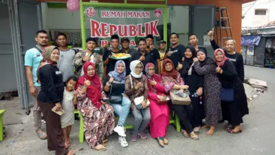 Beberapa anggota Komunitas Warteg Nusantara (Kowantara) berpose bersama di depan sebuah rumah makan milik salah satu anggota