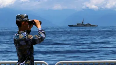 中国解放军东部战区海军某舰官兵在瞭望观察（新华社图片5/8/2022）