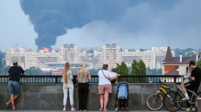 Воронежцы смотрят на то, как горит нефтебаза