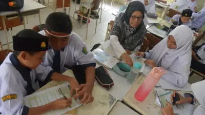 Pelajar mengikuti proses belajar mengajar secara berkelompok dalam program Kurikulum Merdeka dengan pilihan Mandiri Belajar di sekolah MTsN Banda Aceh, Aceh, Selasa (22/8/2023)