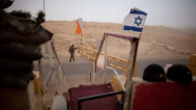 علم إسرائيلي على الحدود مع سيناء