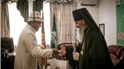 М﻿уфтий Замир Ракиев менен епископ Савватий