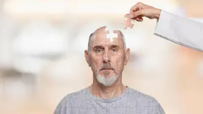 Foto de homem em formato de quebra-cabeças com uma peça desencaixada na cabeça