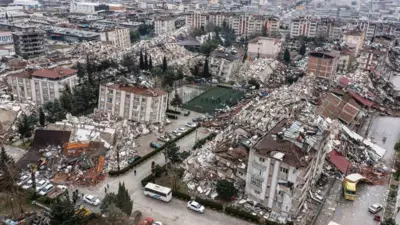 Vista aérea de edifícios desmoronados na cidade turca de Hatay
