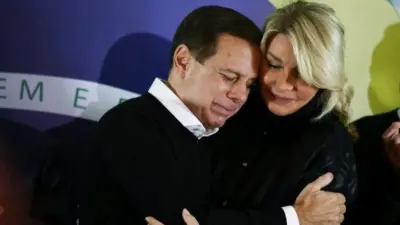 João Doria abraça a esposa, Bia, após anúncio de desistência de candidatura