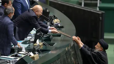 ابراهیم رئیسی رئیس‌جمهوری ایران بخش اول لایحه بودجه ۱۴۰۳ را تحویل محمدباقر قالیباف رئیس مجلس می‌دهد