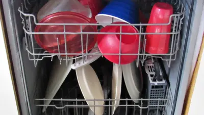 ماشین ظرف‌شویی‌های امروزی خیلی خوب ظرف‌های شسته داخلشان را خشک می‌کنند. به‌جز یک‌چیز که آن پلاستیک است.
