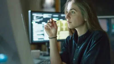 Pekerja perempuan duduk di depan komputer