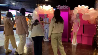 Russos fazem fila em cinema para assistir Barbie