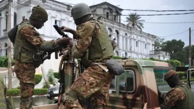 Des soldats maliens montent la garde dans un véhicule militaire