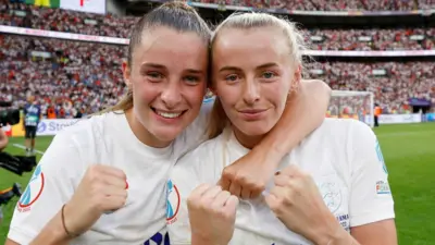 Ella Toone y Chloe Kelly, jugadoras de Inglaterra celebrando el título.