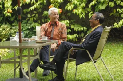 Ganjar Pranowo (kiri) terlihat menikmati kopi bersama Menko Polhukam Mahfud MD (kanan). Foto ini dimuat di Instagram @ganjar_pranowo, pada Minggu (10/09).