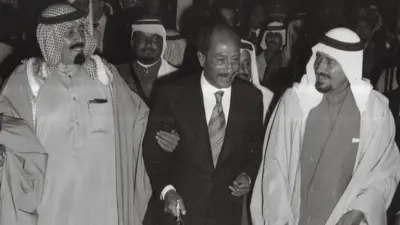 السادات يتوسط خالد ملك السعودية ( علي يمين الصورة) والأمير عبد الله ولي العهد وهم يرقصون العرضة خلال زيارة الرئيس المصري للمملكة عام 1976.