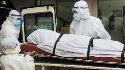 Dalam foto yang diambil pada 12 September 2023 ini, para petugas kesehatan yang mengenakan alat pelindung sedang memindahkan jenazah seseorang yang meninggal karena infeksi virus Nipah di satu rumah sakit swasta di Kozikode, di Negara Bagian Kerala, India.