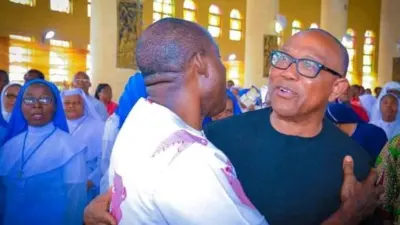 Foto capture wia Professor Charles Soludo and oga Peter Obi dey hug