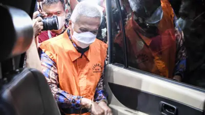 Hakim Agung Sudrajad Dimyati ditahan KPK usai diperiksa sebagai tersangka dalam kasus dugaan suap.