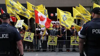 Temmuz ayında Toronto'daki Hindistan Konsolosluğu önünde protesto yapan Halistan yanlısı destekçiler