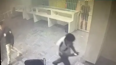 Un momento captado en video al interior del centro de migrantes