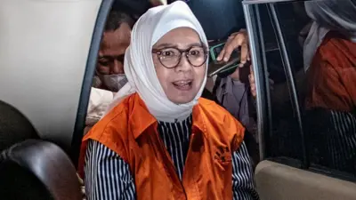Karen Agustiawan sebelum masuk mobil tahanan usai konferensi pers penetapan tersangka oleh KPK, Selasa (19/09).