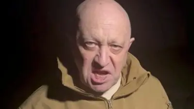 Homem idoso russo careca com um fundo escuro