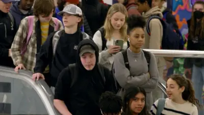 na pokretnim stepenicama u školi u trznom centru u americi