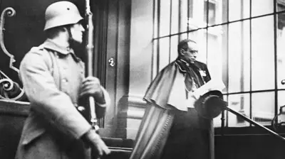El entonces cardenal Pacelli al salir de la Presidencia alemania en la década de los 20