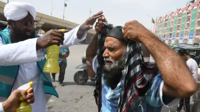 Un homme essaie de se rafraîchir à Karachi, au Pakistan, en mai 2022
