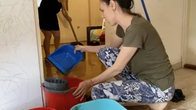 Жена у Земуну избацује воду из куће