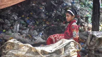 يعمل الأطفال في بنغلاديش بأجور زهيدة لالتقاط القمامة من مكبات القمامة.