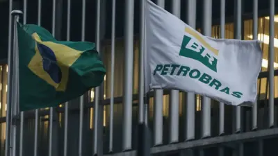 Bandeiras do Brasil e da petrobras em 13 April, 2016