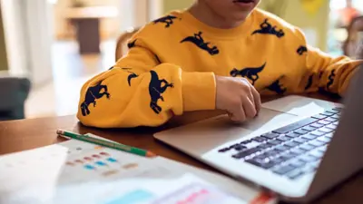컴퓨터 앞에 앉아 있는 아동의 모습