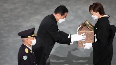 Fumio Kishida menyerahkan abu Shinzo Abe kepada istrinya, Akie.