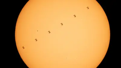 La silueta de la Estación Espacial Internacional contra el Sol