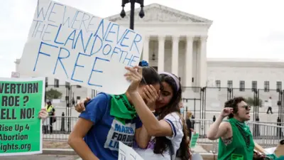 Mulheres choram na frente da Suprema Corte dos EUA, em Washington, após decisão sobre direito ao aborto