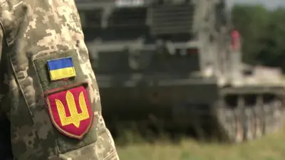 Украинский солдат и британская артиллерия