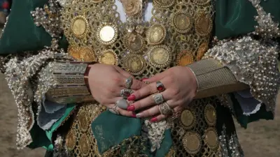 Pored zlatnih dukata, žene krase i mnogi drugi detalji i vidu skupocenog nakita.