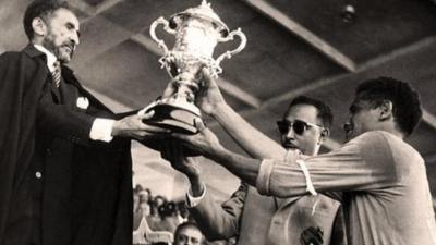 كان الإمبراطور الإثيوبى هيلا سيلاسي حاضرا لتقديم كأس الأمم في أديس أبابا عام 1962