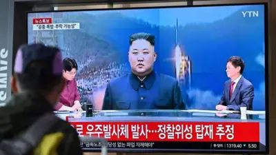 Seorang pria menonton layar televisi di stasiun kereta api, Seoul, Rabu (31/05) yang menayangkan siaran berita seputar peluncuran rudal Korut.