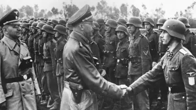 Una foto de Heinrich Himmler reuniéndose con soldados de la 14ª División de Granaderos Waffen-SS.