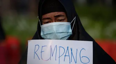 Warga Pulau Rempang, Kepulauan Riau bersama Anggota Jaringan Solidaritas Korban untuk Keadilan (JSKK) melakukan Aksi Kamisan ke-787 di seberang Istana Merdeka, Jakarta, Kamis (14/9/2023).