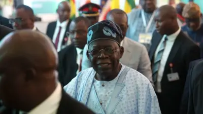 Le président de la Communauté économique des États de l'Afrique de l'Ouest (CEDEAO) et président du Nigeria, Bola Ahmed Tinubu lors de la session extraordinaire des chefs d'État et de gouvernement de la CEDEAO à Abuja, le 10 août 2023