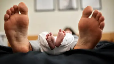 pés de bebê ao lado de pés de adulto