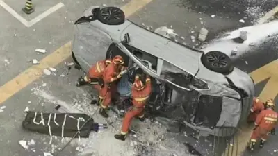 توفي شخصان داخل السيارة في الحادث
