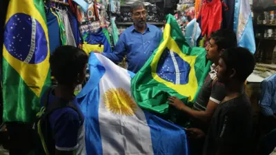 Loja vende bandeiras de Argentina e Brasil na cidade indiana de Calcutá