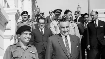 30 مايو 1967: حسين وعبد ناصر يبتسمان بعد توقيع اتفاقية دفاع مشترك بين الأردن ومصر