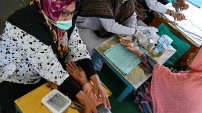 Perempuan lanjut usia menjalani pemeriksaan kesehatan hipertensi, kolestrol, dan diabetes di posyandu Banda Aceh pada 15 Desember 2021.