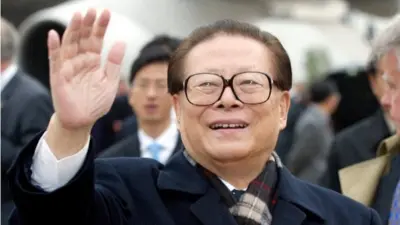 Jiang Zemin, President of China, waves to supporters prior to departing for Houston from Chicago"s O"Hare airport, Illinois, U.S. October 23, 2002.