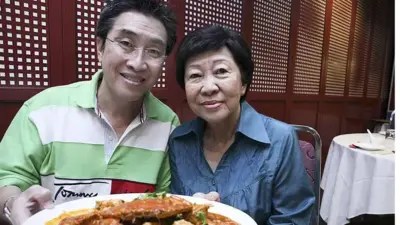 Bà Cher Yam Tian và con trai Roland Lim, ảnh chụp năm 2009