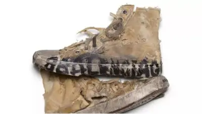 Zapatillas lanzadas por la marca Balenciaga a un costo de US $ 1.850 y cuyo estilo es "sucio" y "roto".