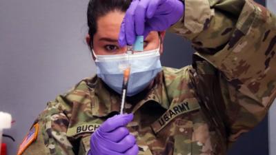 Военный медик с вакциной